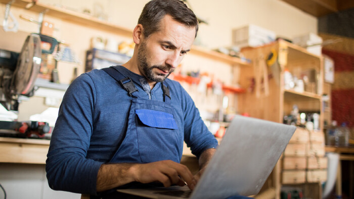© Seventyfour, stock.adobe.com Handwerker mit Laptop