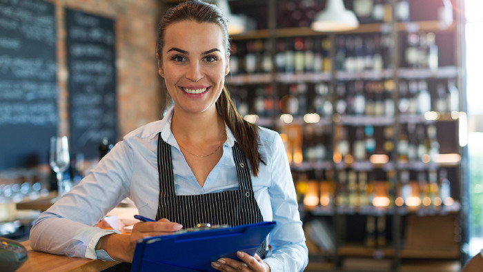 © pikselstock, stock.adobe.com Angestellte in der Gastronomie